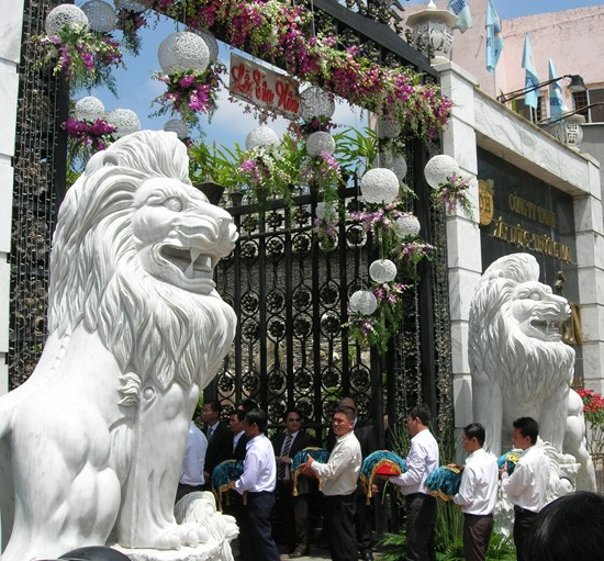 Lễ ăn hỏi con trai bà Hiền và hotgirl Quỳnh Chi cũng được tổ chức ở căn biệt thự này. Bên ngoài cổng có hai con sư tử đá rất lớn.