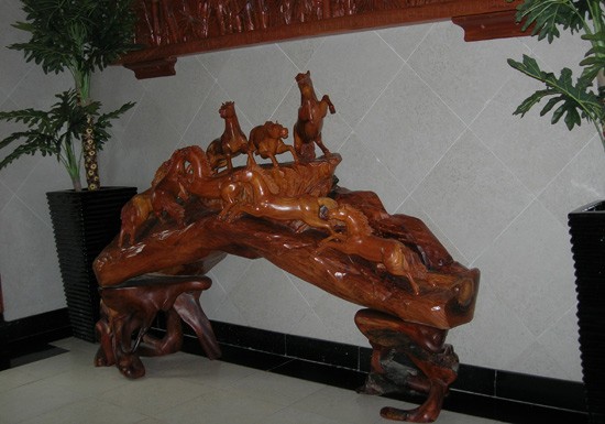 Những con ngựa bằng gỗ trong nhà nữ đại gia.