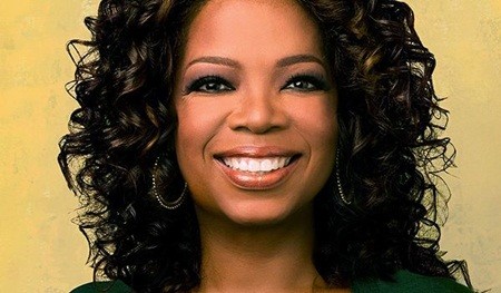 2. Oprah Winfrey – Chủ tịch hãng Harpo. Bước ra từ một chương trình truyền hình, Winfrey đã xây dựng đế chế truyền thông hùng hậu bao gồm một số tạp chí, kênh sóng radio riêng và một mạng lưới những sự kiện truyền hình. Với hàng loạt thành công trong sự nghiệp, Oprah đã từng được tạp chí CNN vinh danh là người phụ nữ có tầm ảnh hưởng lớn nhất thế giới. Đồng thời, bà còn là người nắm giữ khối tài sản khổng lồ và là nữ tỷ phú đầu tiên của châu Mỹ.