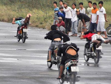 Hiện tượng đua xe trái phép đã nở rộ ở Hà Nội, thành phố Hồ Chí Minh và một số tỉnh thành khác ở nước ta.