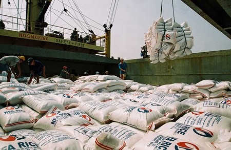 Hiệp hội Lương thực Việt Nam cho biết sự chênh lệch giá cả đó đã dẫn tới chỗ Việt Nam bán cho Trung Quốc khoảng 400.000 tấn gạo, phần lớn xuất khẩu theo đường tiểu ngạch.