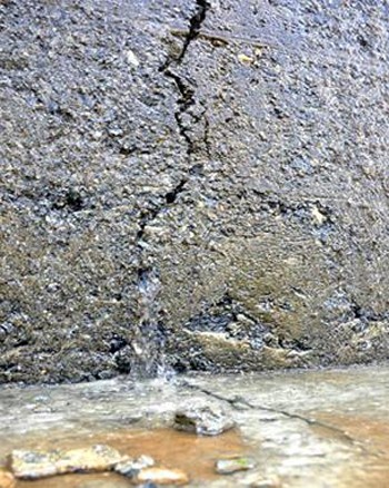 Ngoài 4 điểm nứt lớn, rò rỉ được Ban quản lý công trình thủy điện sông Tranh 2 xác nhận, còn có những vết nứt nhỏ kéo dài hơn một mét ở thân đập chính thủy điện Sông Tranh 2.