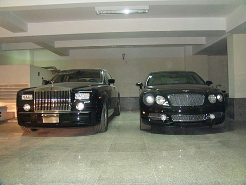 Chiếc Bentley Flying Spur màu đen do Mansory độ xuất hiện trong hầm để xe của một tòa nhà tại Hải Phòng, bên cạnh mẫu siêu sang Rolls-Royce Phantom. Ảnh: Otofun.