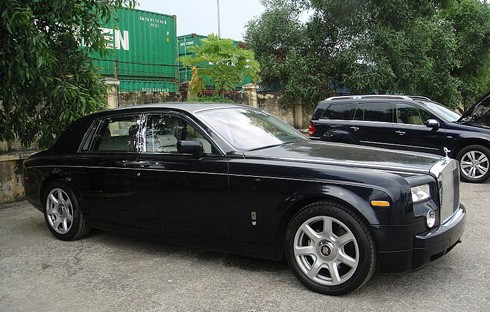 Rolls Royce Phantom Sapphire được sản xuất theo chương trình Bespoke mà Rolls-Royce dành riêng cho những khách hàng đặc biệt, Phantom Sapphire đính kim cương ở đồng hồ, trần xe mô phỏng bầu trời đầy sao. Giá tại Việt Nam vào khoảng 20 tỷ đồng.
