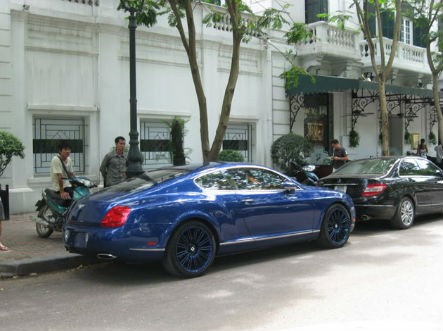 Không chỉ dừng lại tại đó, Bentley Continental GT Speed màu xanh độc đáo cũng là một thành viên trong bộ sưu tập của thiếu gia trẻ này.