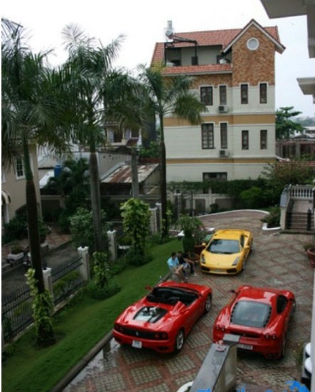Cuối năm 2001 Cường đô-la và Cường Luxury đại gia ở hai miền đứng ra tổ chức, hành trình siêu xe Car & Passion quy tụ hơn 30 siêu xe trứ danh tại Việt Nam.