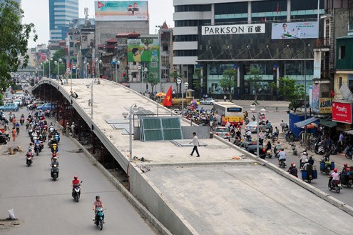 Cùng kích cỡ với cầu vượt Láng Hạ, cầu vượt Tây Sơn cao 4,75 m, rộng 9 m với 2 làn ôtô, 2 làn xe máy, cho phép xe dưới 3 tấn lưu hành với vận tốc 40 km/h.