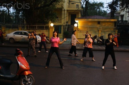 Vào buổi sáng sớm, các đường phố vằng vẻ trở thành nơi tập thể dục của người dân.