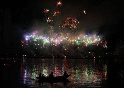 Nhiều du khách thuê thuyền nhỏ ra giữa sông chiêm ngưỡng bữa tiệc màu sắc.