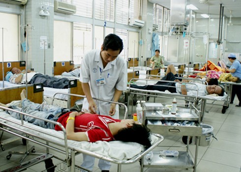 Nhiều bệnh nhân đến khoa cấp cứu Bệnh viện Chợ Rẫy TP HCM trong tình trạng muộn, một trong những nguyên nhân do kẹt xe. Ảnh minh họa: Thiên Chương.