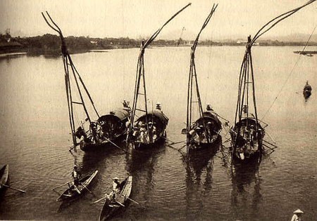 Những chiếc thuyền chở lính An Nam.