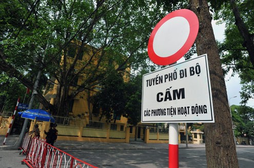 Biển báo cấm tất cả các phương tiện, chỉ dành cho người đi bộ được dựng lên đoạn ngã 4 phố Chùa Một Cột - Bà Huyện Thanh Quan.