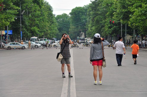 Du khách thảnh thơi chụp ảnh trên đường Hùng Vương.