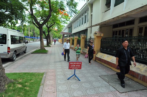 Phố Ông Ích Khiêm mát mẻ với nhiều cây xanh. Con phố này có Bảo tàng Hồ Chí Minh và không có nhà dân.