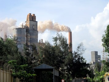 Nhà máy xi măng Hoàng Thạch xả khói bụi gây ô nhiễm môi trường lên khu dân cư