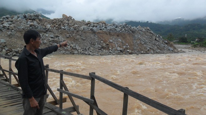 Người dân xã Lâm Sơn (huyện Ninh Sơn, tỉnh Ninh Thuận) cho rằng cồn đất do thi công thủy điện đã cản dòng chảy, gây lũ lụt - Ảnh: Văn Thành