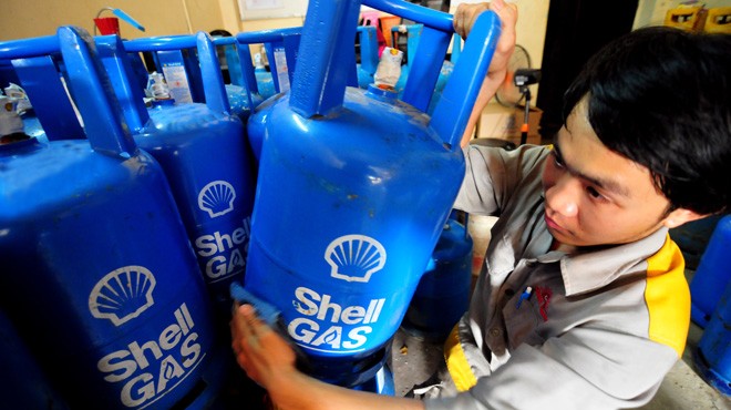 Sau Mobil Unique Gas và BP Gas, đến lượt Shell Gas rút khỏi thị trường VN. Trong ảnh: gas Shell được bán trên đường Nguyễn Kiệm, quận Phú Nhuận, TP.HCM - Ảnh: THANH ĐẠM