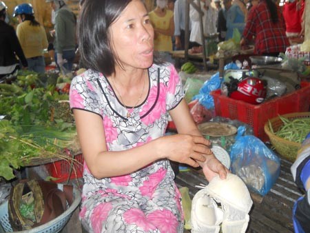 Chị Huỳnh Thị Oanh phát hiện chiếc ngực nhãn hiệu “Huang Jia Ma Lian” mà mình mua mặc có chứa 2 gói thuốc dung dịch có chứa 6 viên thuốc chưa rõ là gì. (Ảnh: Hồng Sơn)