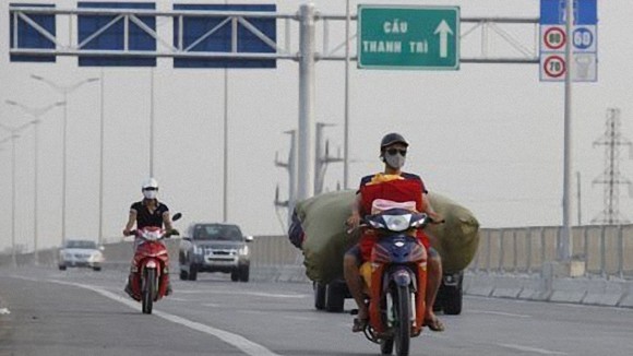 Xe máy vô tư đi vào đường cao tốc trên cao dù đường cấm xe máy