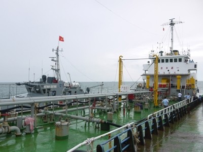 Tàu Giang Châu (Trung Quốc) bị bắt quả tang khi đang xuất lậu 2.000 tấn xăng dầu do Vinapco làm thủ tục tạm nhập- tái xuất ngày 28-7-2012. Ảnh: P.H.S.