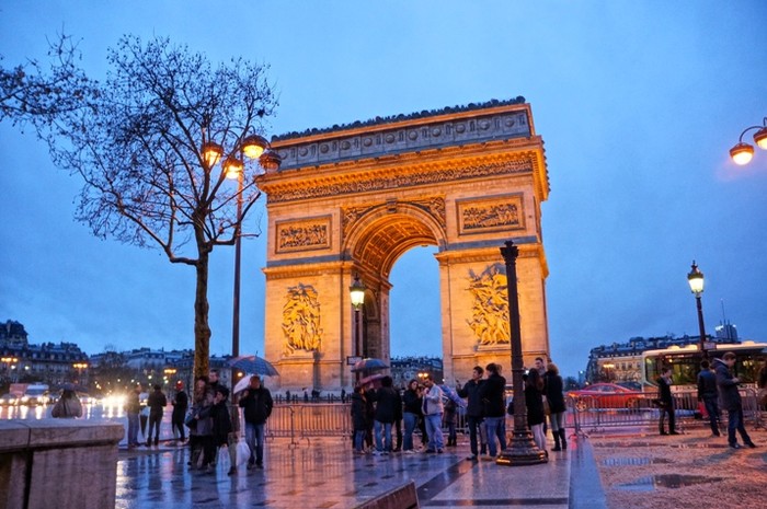 Khải Hoàn Môn là một công trình ở Paris, một trong những biểu tượng lịch sử nổi tiếng của nước Pháp. Nằm giữa quảng trường Étoile, vị trí của Khải Hoàn Môn là điểm cuối của đại lộ Champs-Elysées, khu vực tập trung khách du lịch của thành phố. Vốn là công trình doNapoléon cho xây dựng vào năm 1806 để vinh danh quân đội, nhưng Khải Hoàn Môn được hoàn thành vào năm 1836, dưới Nền quân chủ Tháng bảy.