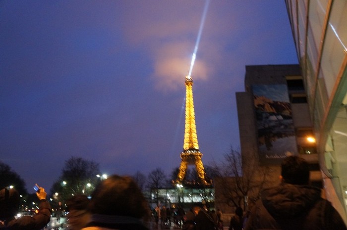 Tháp Eiffel (tiếng Pháp: Tour Eiffel) là một công trình kiến trúc bằng sắt nằm trên công viên Champ-de-Mars, cạnh sông Seine, thành phố Paris. Vốn có tên nguyên thủy là Tháp 300 mét (Tour de 300 mètres), công trình do Gustave Eiffel cùng các đồng nghiệp xây dựng nhân Triển lãm thế giới năm 1889, cũng là dịp kỷ niệm 100 năm Cách mạng Pháp.