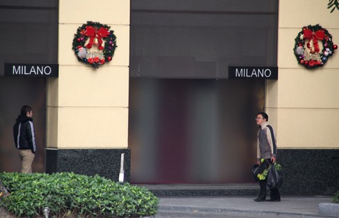 Cửa kính của Milano đã được dán mờ. Trước khi bị niêm phong, đây hoàn toàn là các tấm kính trong, khách hàng có thể nhìn từ phía ngoài vào cửa hàng.