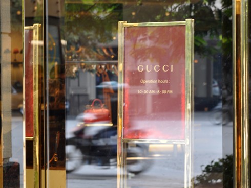 Tấm biển đặt trong cửa kính của Gucci, ghi giờ mở cửa từ 10h đến 20h, nhưng thực tế gian hàng này vẫn đóng cửa.