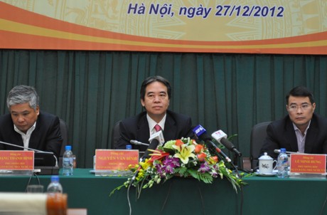 Thống đốc Nguyễn Văn Bình và hai Phó Thống đốc Đặng Thanh Bình (ngoài cùng, trái) và Lê Minh Hưng. Ảnh: Thanh Lan
