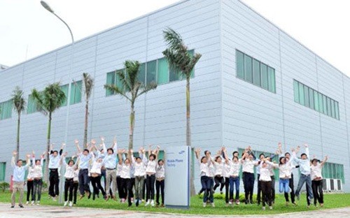 Nhân viên khu phức hợp Samsung Electronics tại tỉnh Bắc Ninh. Bức tranh xuất khẩu năm 2012 của Việt Nam ghi nhận sự tỏa sáng của những nhà đầu tư lớn như Samsung.