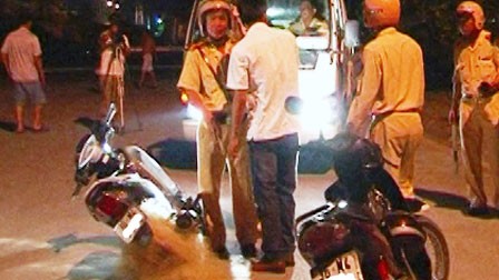 Một số đối tượng đua xe trái phép bị bắt giữ bằng phương pháp quăng bùi nhùi vào đêm 24/12/2012 (ảnh: Dân trí)