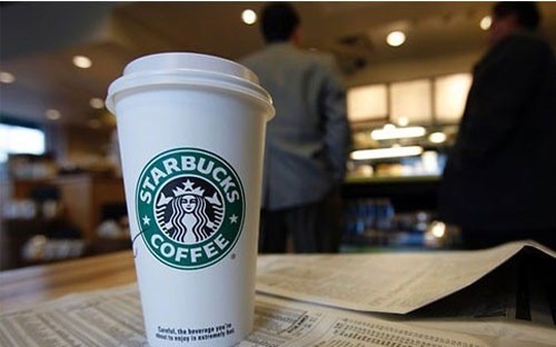 Ngoài các quán cà phê vỉa hè, Starbucks còn phải cạnh tranh với những thương hiệu toàn cầu lớn khi đặt chân vào thị trường Việt Nam, như Coffee Bean & Tea Leaf của Mỹ hay Gloria Jean’s Coffees của Australia.