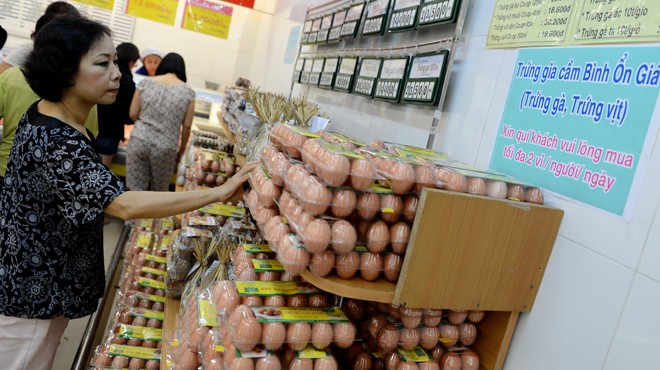 Trứng gia cầm được bình ổn giá tại hệ thống siêu thị Co.op Mart TP.HCM nhưng quy định người mua 2 vỉ/người/ngày - Ảnh: Thuận Thắng