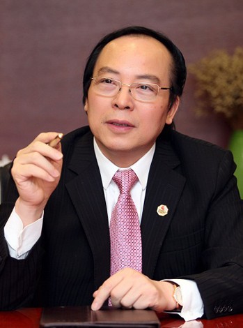 Chủ tịch Tập đoàn Vàng bạc đá quý DOJI Đỗ Minh Phú. DOJI là một trong số gần 40 đơn vị được Ngân hàng Nhà nước cấp phép kinh doanh vàng miếng SJC.