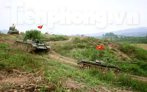 Đội hình xe tăng của đơn vị H03 (Binh đoàn Hương Giang) vượt địa hình đồi dốc hành quân vào trận địa.