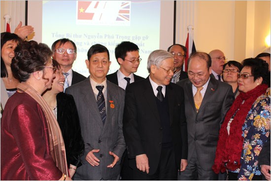 Tổng Bí thư nói chuyện với cán bộ, nhân viên Đại sứ quán và cộng đồng người Việt Nam tại Anh