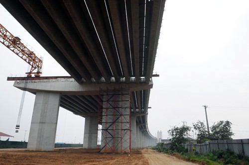 Đường dẫn phía Bắc được khởi công sớm nhất vào tháng 3/2009, nhưng hiện nhà thầu mới thi công được 60% khối lượng đường dẫn và các cầu vượt nút giao Vĩnh Ngọc, cầu Sông Thiếp.