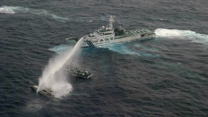 Tàu tuần tra Nhật Bản (phải) xịt vòi rồng vào tàu chở các nhà hoạt động Đài Loan - Ảnh: AFP