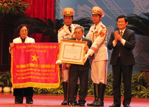 Hai đoàn đàm phán Việt Nam Dân chủ Cộng hòa và Chính phủ cách mạng lâm thời Cộng hòa miền Nam Việt Nam được nhận danh hiệu anh hùng lực lượng vũ trang nhân dân. Ảnh: Hoàng Thùy.