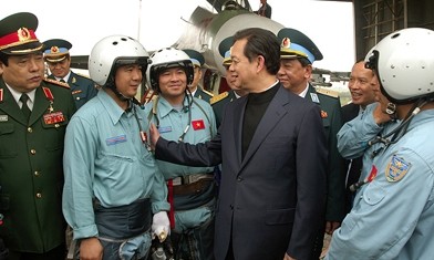 Thủ tướng Nguyễn Tấn Dũng trò chuyện với các phi công lái máy bay Su-30MK2 .