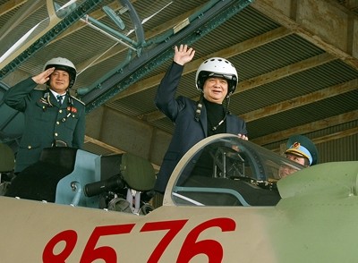 Thủ tướng Nguyễn Tấn Dũng thị sát máy bay Su-30MK2, loại máy bay tiêm kích đa năng, hiện đại.