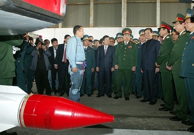 Thủ tướng Nguyễn Tấn Dũng nghe giới thiệu về tính năng kỹ chiến thuật của máy bay Su-30MK2-.
