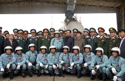 Thủ tướng Nguyễn Tấn Dũng và đội ngũ phi công của Trung đoàn 923 .