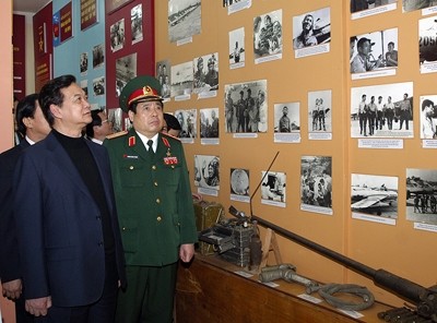 Thủ tướng Nguyễn Tấn Dũng thăm phòng truyền thống của Trung đoàn Không quân 923.