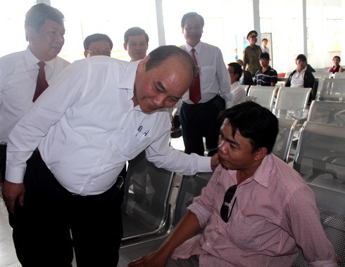 Phó thủ tướng Nguyễn Xuân Phúc thăm hỏi người dân chờ mua vé ở ga Sài Gòn chiều 28/1. Ảnh: H.C.