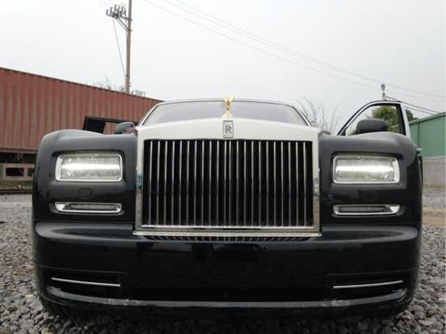 Rolls-Royce Phantom với logo bằng vàng thuộc đời 2013.