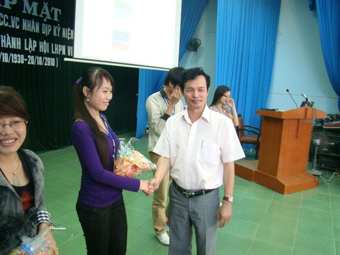 Ông Vũ Dương Bình trao quà cho sinh viên trong hội thảo tháng 10/2010.