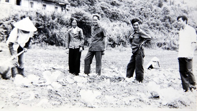Ông Mười Thơ (đứng giữa) trong một lần đi thăm sản xuất ở Thanh Hóa sau nạn đói - Ảnh do nhân vật cung cấp