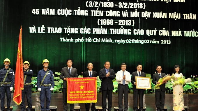 Tổng công ty Điện lực TP.HCM được chủ tịch nước trao tặng danh hiệu Anh hùng lao động tại lễ kỷ niệm sáng 2-2 - Ảnh: Minh Đức