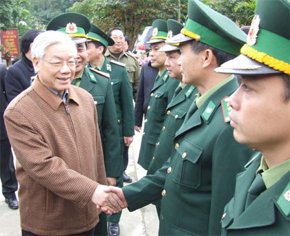 Tổng Bí thư Nguyễn Phú Trọng thăm cán bộ, chiến sĩ Đồn biên phòng Bản Lầu (Lào Cai).